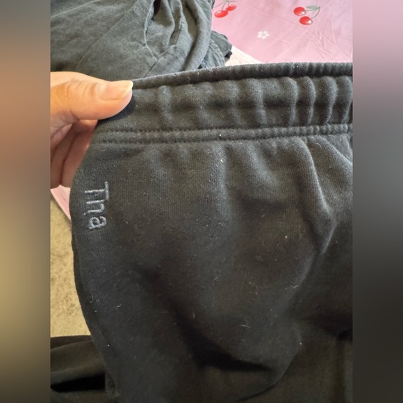 TNA Mega Fleece Black Sweatpants - Picture 2 of 4